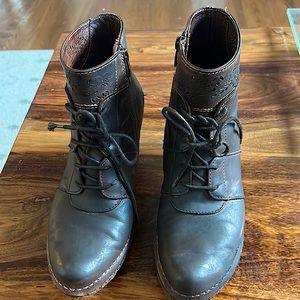 Neosens leather bootie.  Size 37.